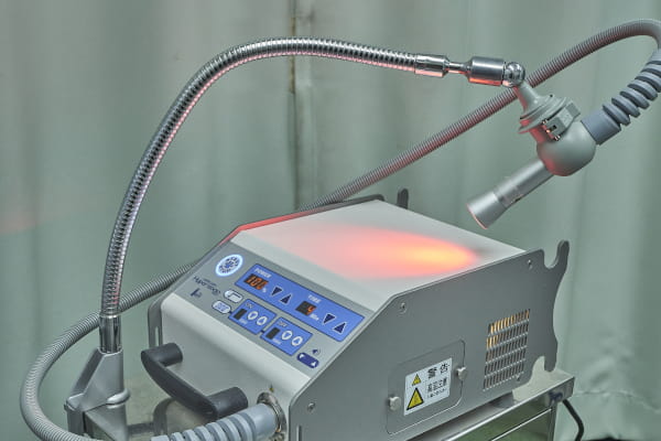 スーパーライザー(近赤外線レーザー治療器 皮膚関節肝臓・腎臓腫瘍治療)