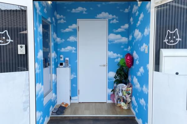 鮮やかな青空模様の壁紙がとても可愛らしい玄関スペース
