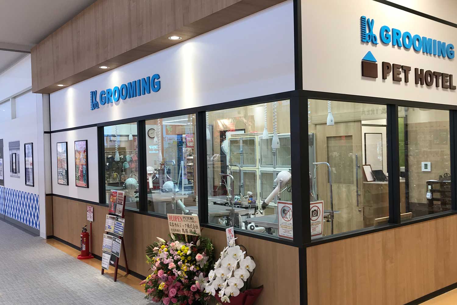 グルーミング中の様子がガラス越しに見える造りです